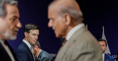 U.S. Vice President JD Vance (R) looks on next to U.S. President Donald Trump's son-in-law Jared Kushner, as Iran's Foreign Minister Abbas Araghchi shakes hands with Pakistan's Prime Minister Shehbaz Sharif, Burgenstock, Switzerland, June 21, 2026. (AFP Photo)