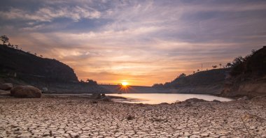 A drying water reservoir with receding water levels. (Shutterstock Photo)