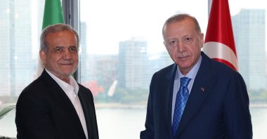 President Recep Tayyip Erdoğan and Iranian President Masoud Pezeshkian shake hands at the Turkish House in New York, Sept. 23, 2024. (DHA File Photo)