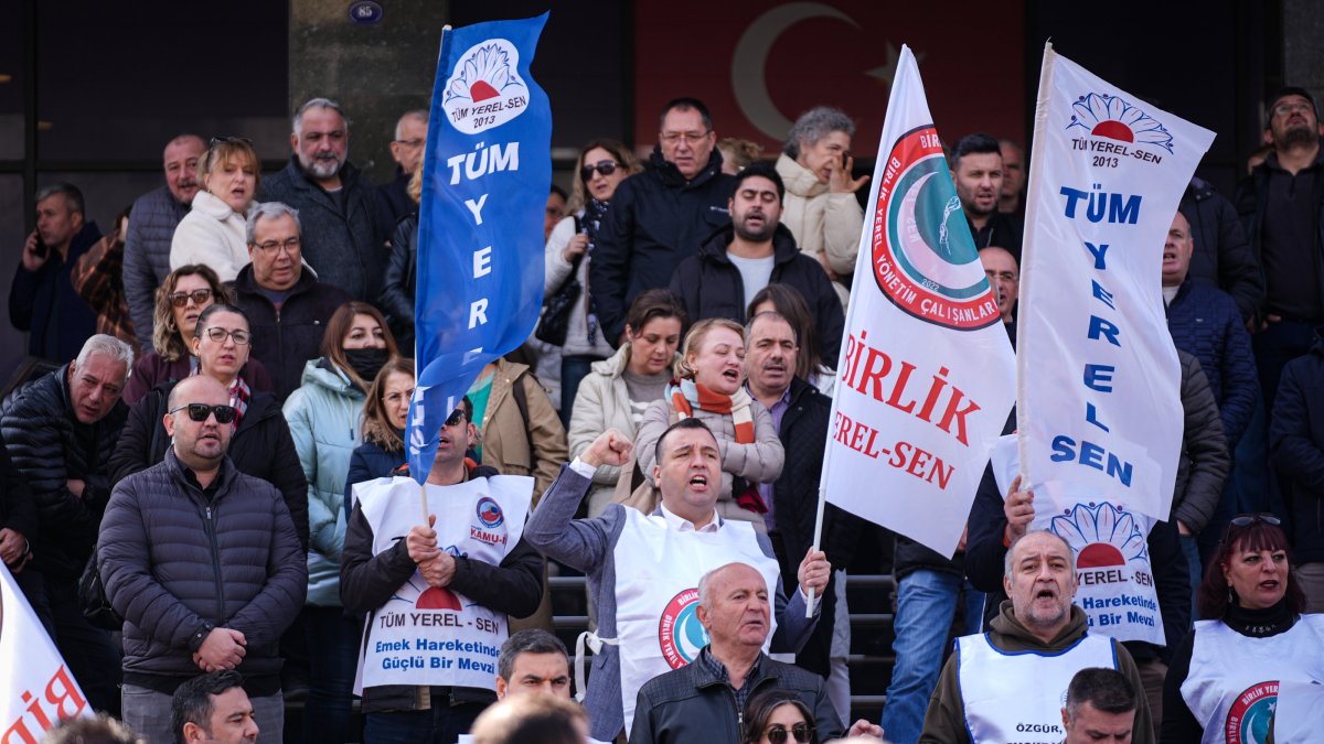 Employees of CHP-run municipality stage protest over unpaid compensation outside the municipality building, in Buca, Izmir, western Türkiye, April 9, 2026. (AA Photo)