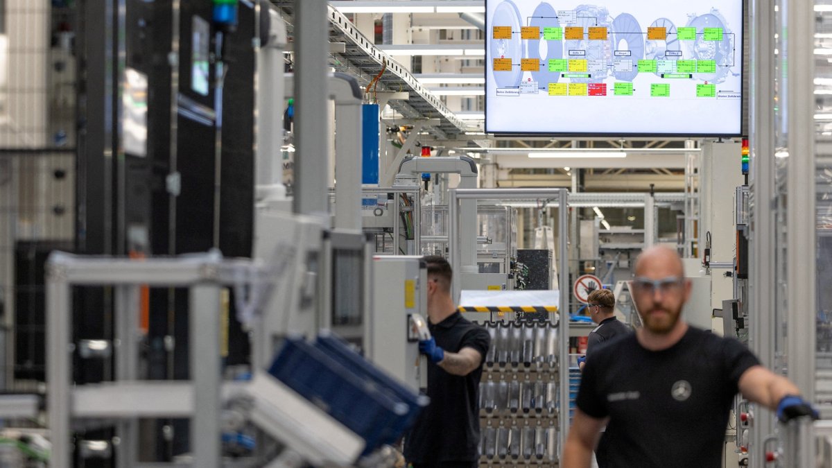 Workers assemble axial-flux motors for electric vehicles on an assembly line at the Mercedes-Benz engine factory in Berlin, Germany, June 9, 2026. (Reuters Photo)