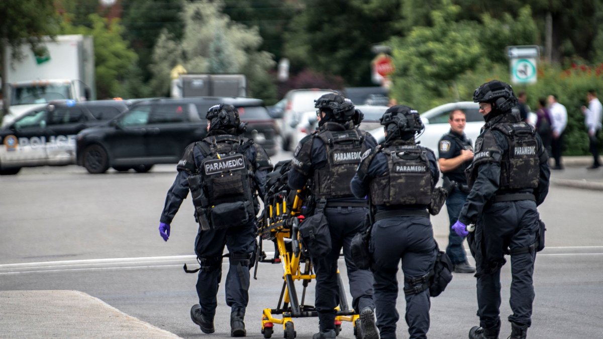 Paramedics near the scene of an active shooter situation, Montreal, Canada, June 22, 2026. (AFP Photo)