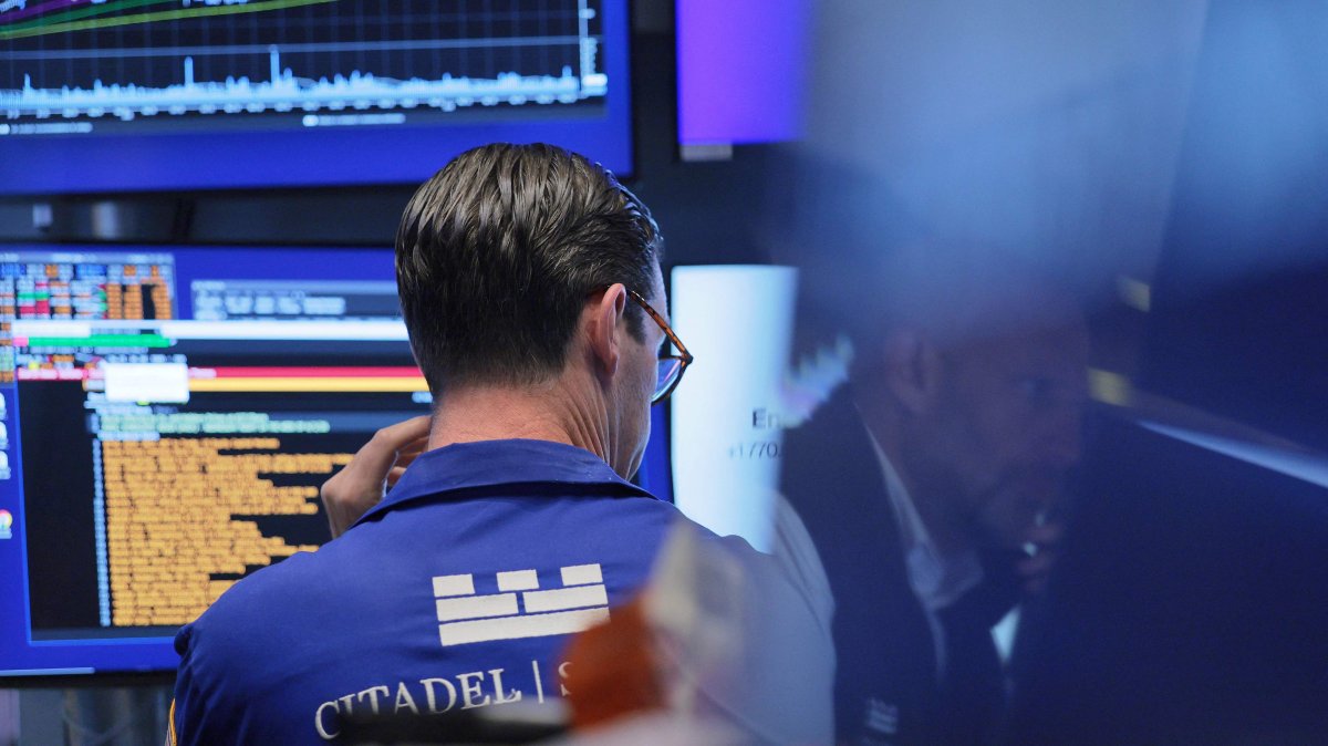Traders work on the floor of the New York Stock Exchange during morning trading in New York, U.S., June 4, 2026. (AFP Photo)