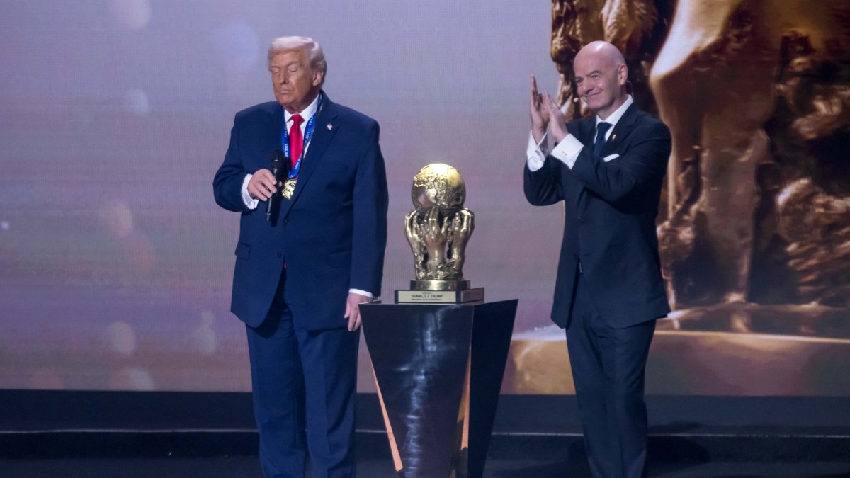 U.S. President Donald Trump receives the FIFA Peace Prize from FIFA President Gianni Infantino at the FIFA World Cup 2026 Official Draw at the John F. Kennedy Center for the Performing Arts, Dec. 05, 2025. (AFP File Photo)