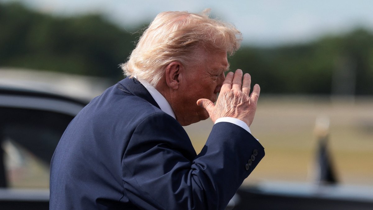 U.S. President Donald Trump salutes at Reading Regional Airport in Reading, Pennsylvania, U.S., June 23, 2026. (Reuters Photo)