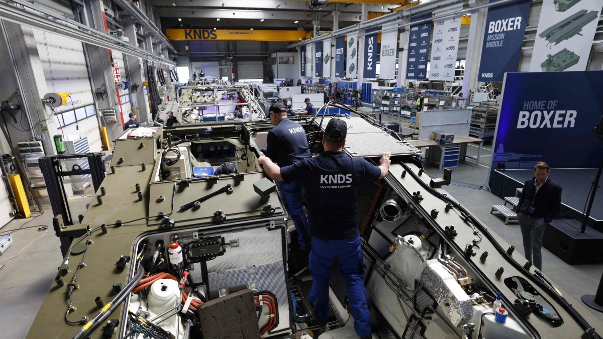 Employees work at a new production line of Boxer 8x8 wheeled armored personnel carriers produced by pan-European defense company KNDS, Munich, Germany, April 22, 2026. (AFP Photo)