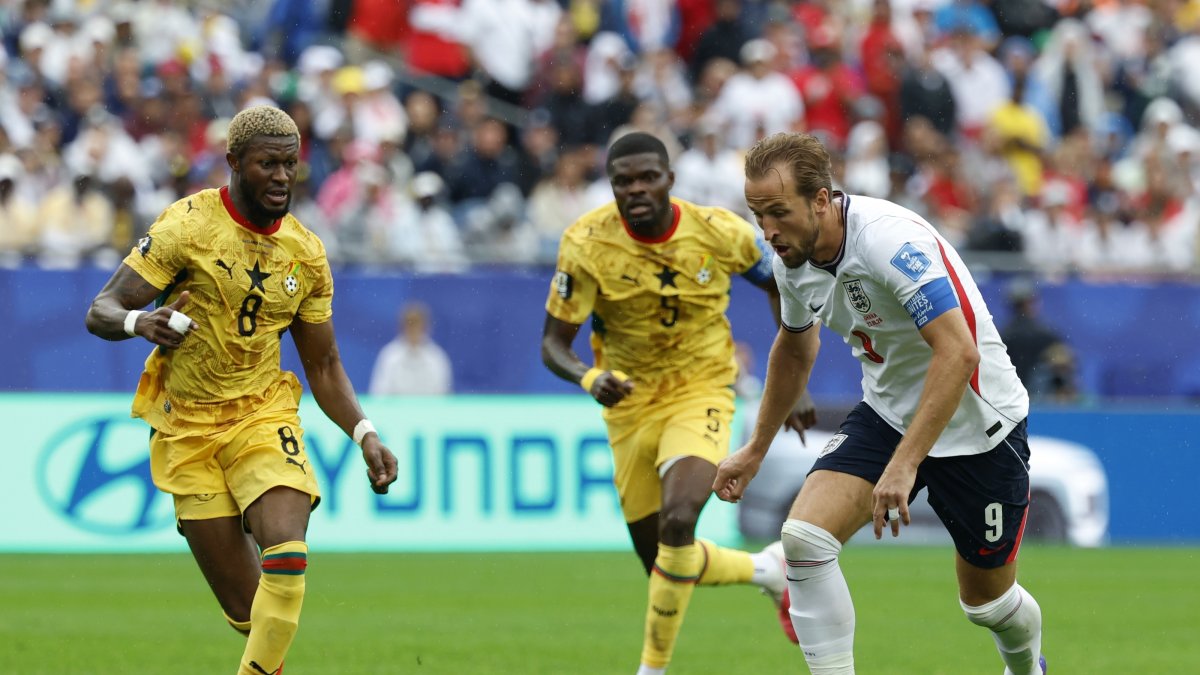 Ghana's Kwasi Sibo (L) in action against England's Harry Kane (R) during the 2026 FIFA World Cup group stage match, Boston, U.S., June 23, 2026. (EPA Photo)