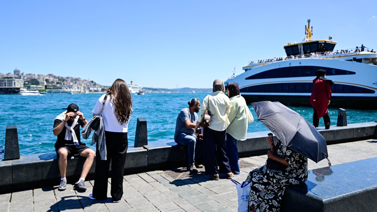 People rest in the Eminönü district as hot weather affects daily life, Istanbul, Türkiye, June 21, 2026. (AA Photo)