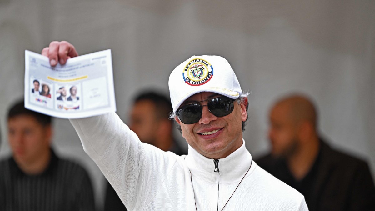 Colombia's President Gustavo Petro shows his ballot as he votes at a polling station during the presidential election runoff, Bogota, Colombia, June 21, 2026. (AFP Photo)