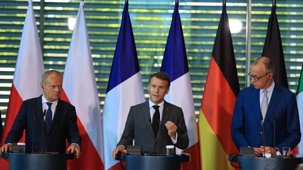 Poland's Prime Minister Donald Tusk, France's President Emmanuel Macron and German Chancellor Friedrich Merz address the press at the end of their meeting of state leaders of the European Group of Five (E5) and the NATO Secretary-General, in Berlin, June 24, 2026. (AFP Photo)