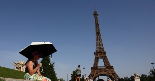 People cool off in the Trocadero fountain in front of the Eiffel Tower as temperatures rise during a heatwave, Paris, France, June 23, 2026. (Reuters Photo)