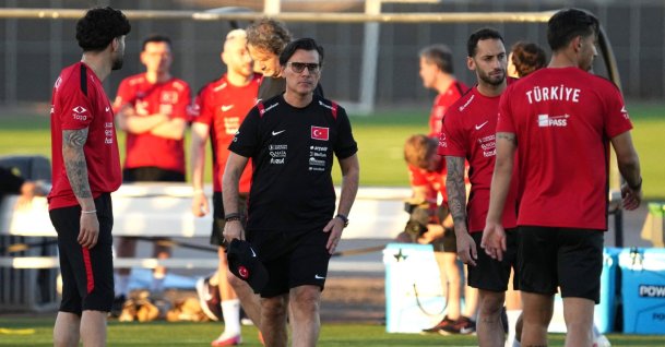 Türkiye's Hakan Çalhanoğlu (2nd R) with coach Vincenzo Montella during training at Arizona Athletic Grounds, Mesa, Arizona, U.S., June 22, 2026. (Reuters Photo)