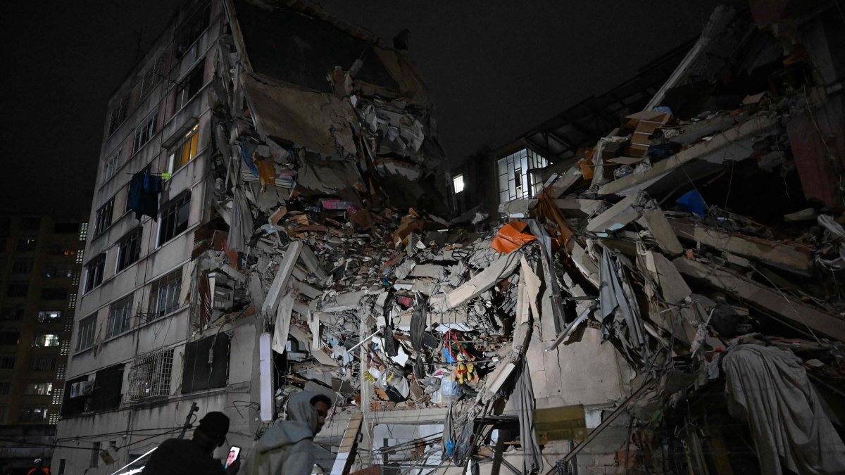 People look at a collapsed building in the Altamira neighborhood following an earthquake, Caracas, Venezuela, June 24, 2026. (AFP Photo)