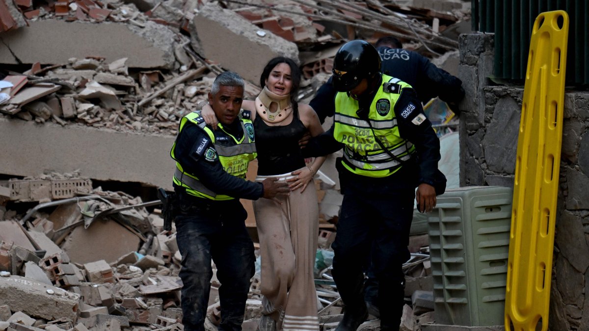 Municipal police officers evacuate an injured victim from a collapsed building following an earthquake, Caracas, Venezuela, June 24, 2026. (AFP Photo)