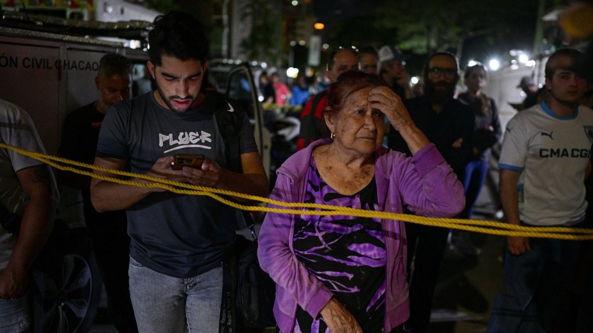 People stand at the site of a collapsed building, after an earthquake, Caracas, Venezuela, June 25, 2026. (Reuters Photo)