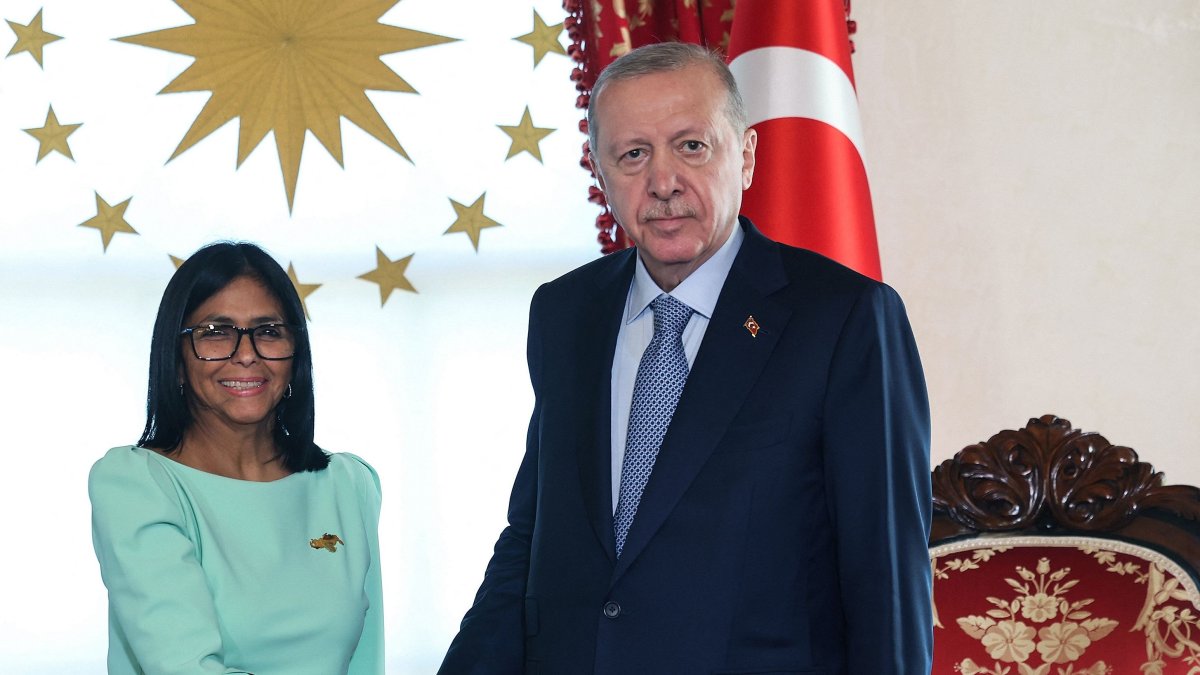Türkiye's President Recep Tayyip Erdogan (R) shakes hands with Venezuela's Interim President Delcy Rodriguez at the Dolmabahçe Presidential working office, Istanbul, Türkiye, June 8, 2026. (AFP Photo)