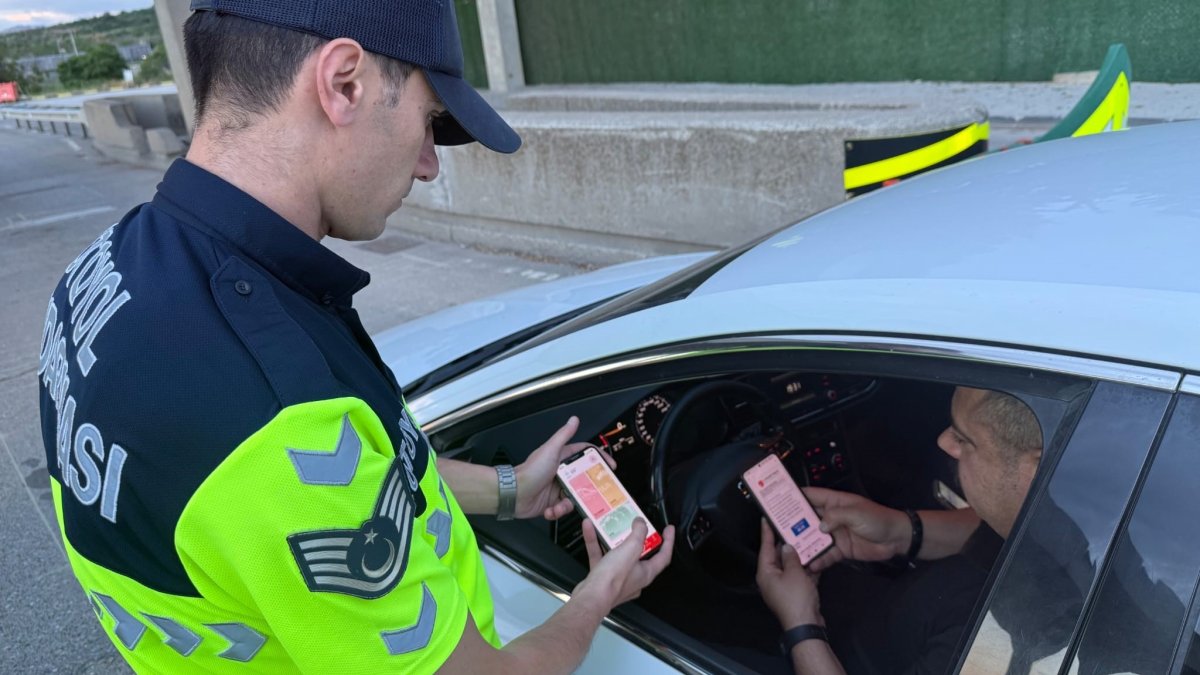 A gendarmerie officer introduces the HAYAT 112 Emergency mobile application to a driver during a public awareness campaign, Gaziantep, Türkiye, May 30, 2026. (IHA Photo)