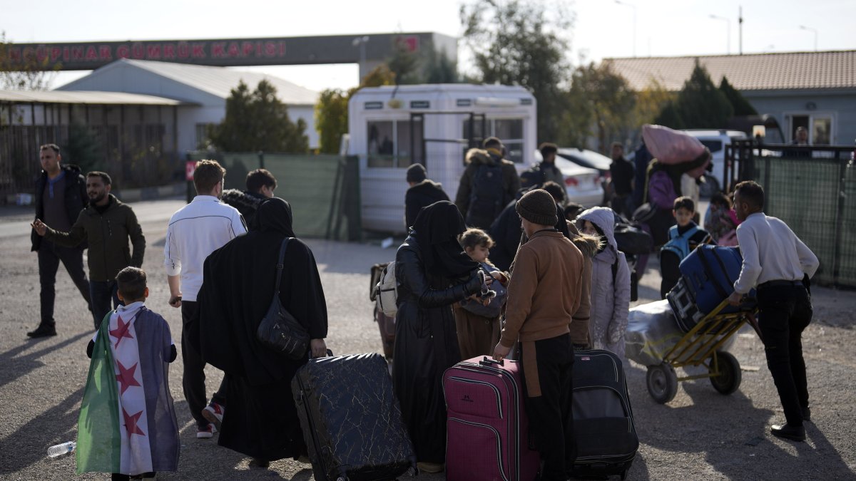 Syrians wait to cross into Syria at the Öncüpınar border gate, near the town of Kilis, southern Türkiye, Dec. 9, 2024. (AP Photo)