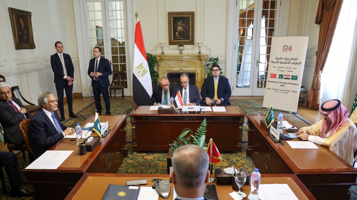 Egyptian Foreign Minister Badr Abdelatty, Turkish Foreign Minister Hakan Fidan, Saudi Foreign Minister Faisal bin Farhan al Saud, and Pakistan's Deputy Prime Minister and Minister for Foreign Affairs Mohammad Ishaq Dar, pose for a photo as they meet at Tahrir Palace in Cairo, Egypt, June 21, 2026. (Reuters File Photo)