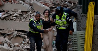 Municipal police officers evacuate an injured victim from a collapsed building following an earthquake, Caracas, Venezuela, June 24, 2026. (AFP Photo)