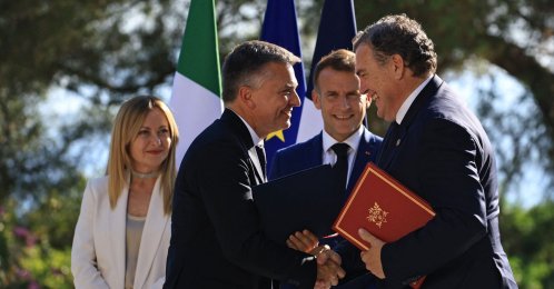 Italian Deputy Minister for Infrastructure and Transport Edoardo Rixi (2ndL) and French Minister for Transport  Philippe Tabarot (R) shake hands during an agreement signing ceremony next to French President Emmanuel Macron 2ndR) and Italian Prime Minister Giorgia Meloni 5L) as part of a Franco-Italian summit in Antibes, French Riviera, June 25, 2026. (AFP Photo)