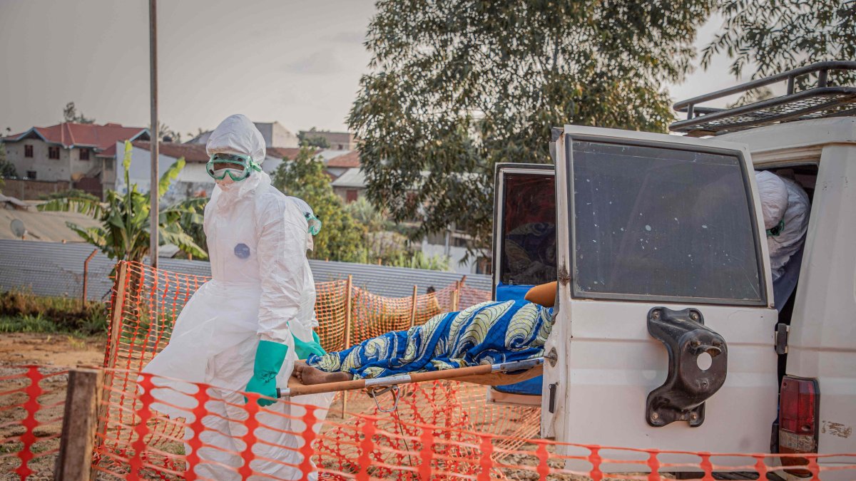 Healthcare workers carry on a stretcher a patient suffering from the Ebola virus disease from an ambulance at the Ebola Treatment Center (ETC) in Bunia, Ituri, DRC, June 23, 2026. (AFP Photo)