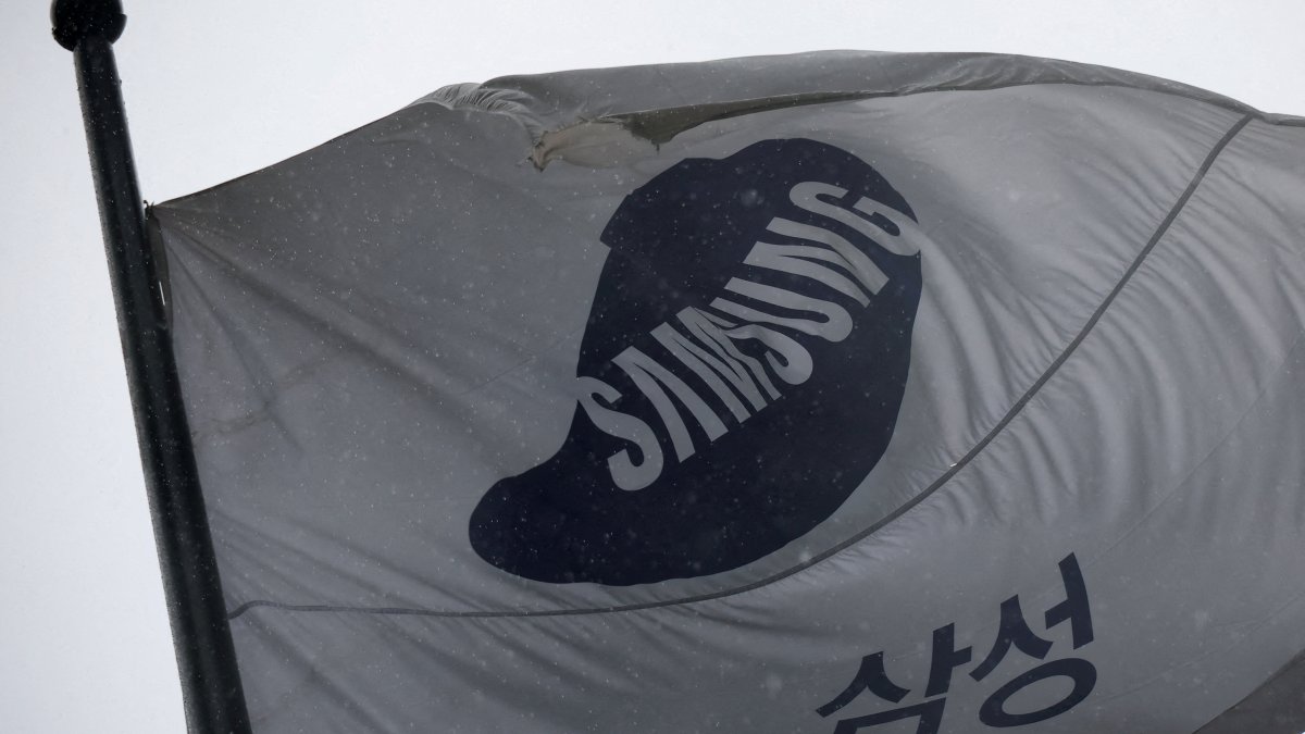 A flag bearing the logo of Samsung Electronics flutters as it rains in front of their office building in Seoul, South Korea, May 20, 2026. (Reuters Photo)