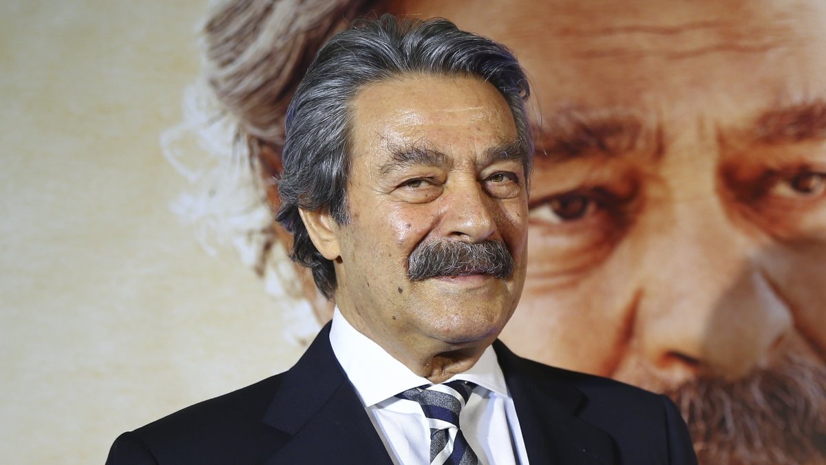 Kadir Inanır poses for photographers in front of the poster of his film Kapı during the movie's premiere, Istanbul, April 10, 2019. (AA File Photo)
