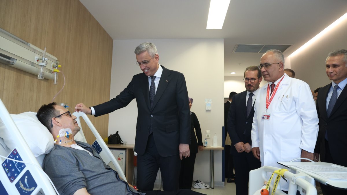 Health Minister Kemal Memişoğlu visits patient Bülent Yeniay after he underwent the first surgery using Türkiye's domestically developed LIFELINE HLM heart-lung machine at Ankara Bilkent City Hospital, June 26, 2026. (AA Photo)