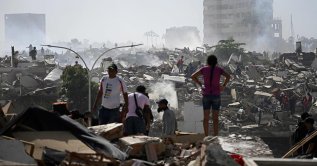 Volunteers search for possible victims in a collapsed building following twin earthquakes in Caraballeda, La Guaira state, Caracas, Venezuela, June 25, 2026. (AFP Photo)