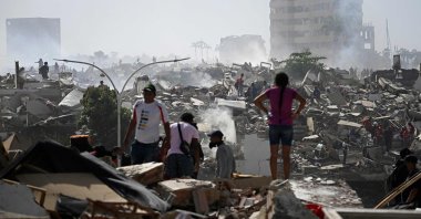 Volunteers search for possible victims in a collapsed building following twin earthquakes in Caraballeda, La Guaira state, Caracas, Venezuela, June 25, 2026. (AFP Photo)