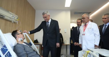 Health Minister Kemal Memişoğlu visits patient Bülent Yeniay after he underwent the first surgery using Türkiye's domestically developed LIFELINE HLM heart-lung machine at Ankara Bilkent City Hospital, June 26, 2026. (AA Photo)