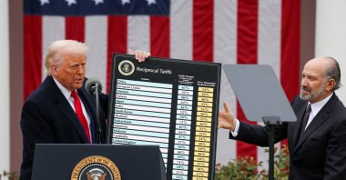  U.S. President Donald Trump holds a chart next to U.S. Secretary of Commerce Howard Lutnick as Trump delivers remarks on tariffs in the Rose Garden, April 2, 2026. (Reuters File Photo)