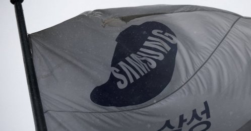 A flag bearing the logo of Samsung Electronics flutters as it rains in front of their office building in Seoul, South Korea, May 20, 2026. (Reuters Photo)