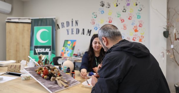 A man paints during his recovery after overcoming addiction with support from the Yeşilay Counseling Center (YEDAM), Mardin, Türkiye, April 29, 2026. (AA Photo)