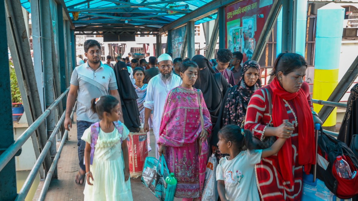 Bangladeshi people return to Dhaka after Eid al-holiday, at the Sadarghat launch terminal, Dhaka, Bangladesh, June 3, 2026. (EPA Photo)