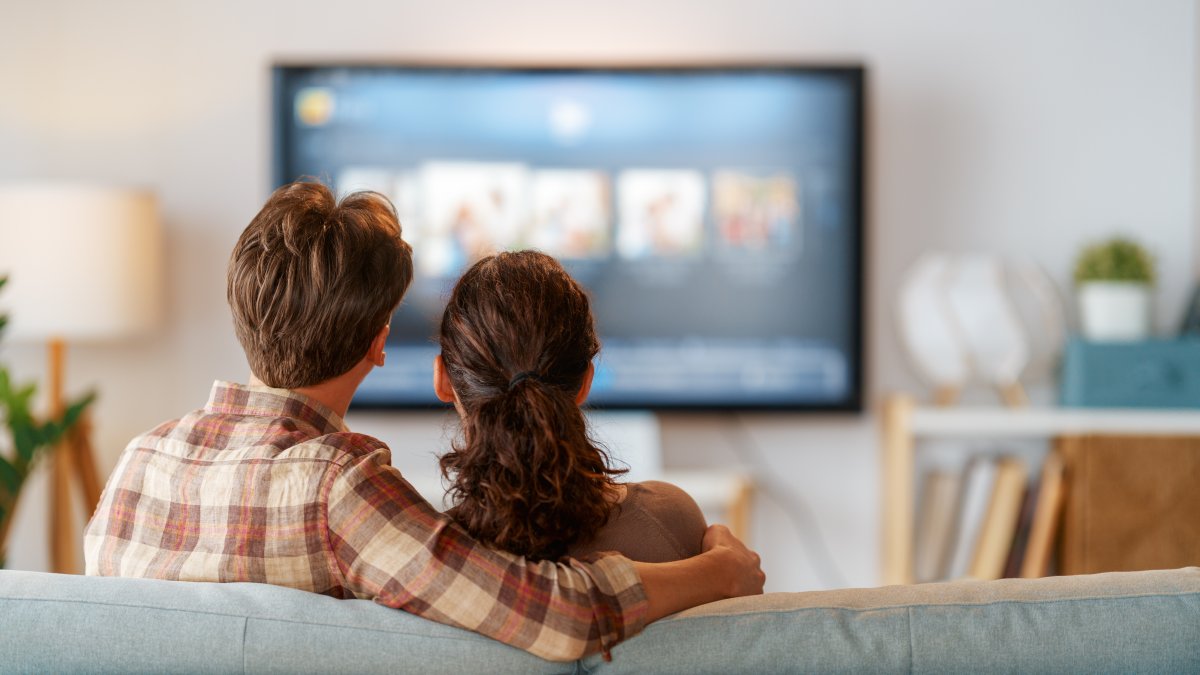  A married couple spends time watching television together. (Shutterstock Photo) 