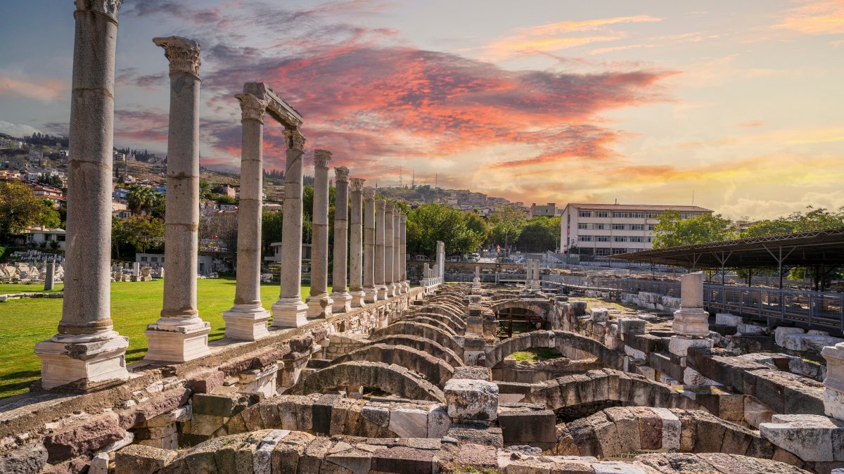 A general view of the ancient city of Smyrna, Izmir, Türkiye. (Shutterstock Photo)