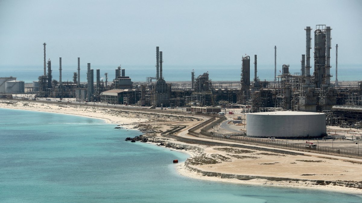 A general view of Saudi Aramco's Ras Tanura oil refinery and oil terminal in Saudi Arabia, May 21, 2018. (Reuters Photo)