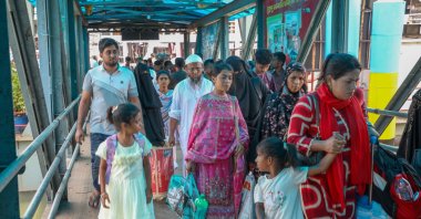 Bangladeshi people return to Dhaka after Eid al-Adha holiday, at the Sadarghat launch terminal, Dhaka, Bangladesh, June 3, 2026. (EPA Photo)