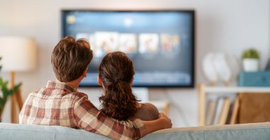  A married couple spends time watching television together. (Shutterstock Photo) 