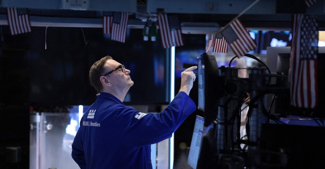 Traders work on the floor of the New York Stock Exchange during morning trading, New York, U.S., June 26, 2026. (AFP Photo)