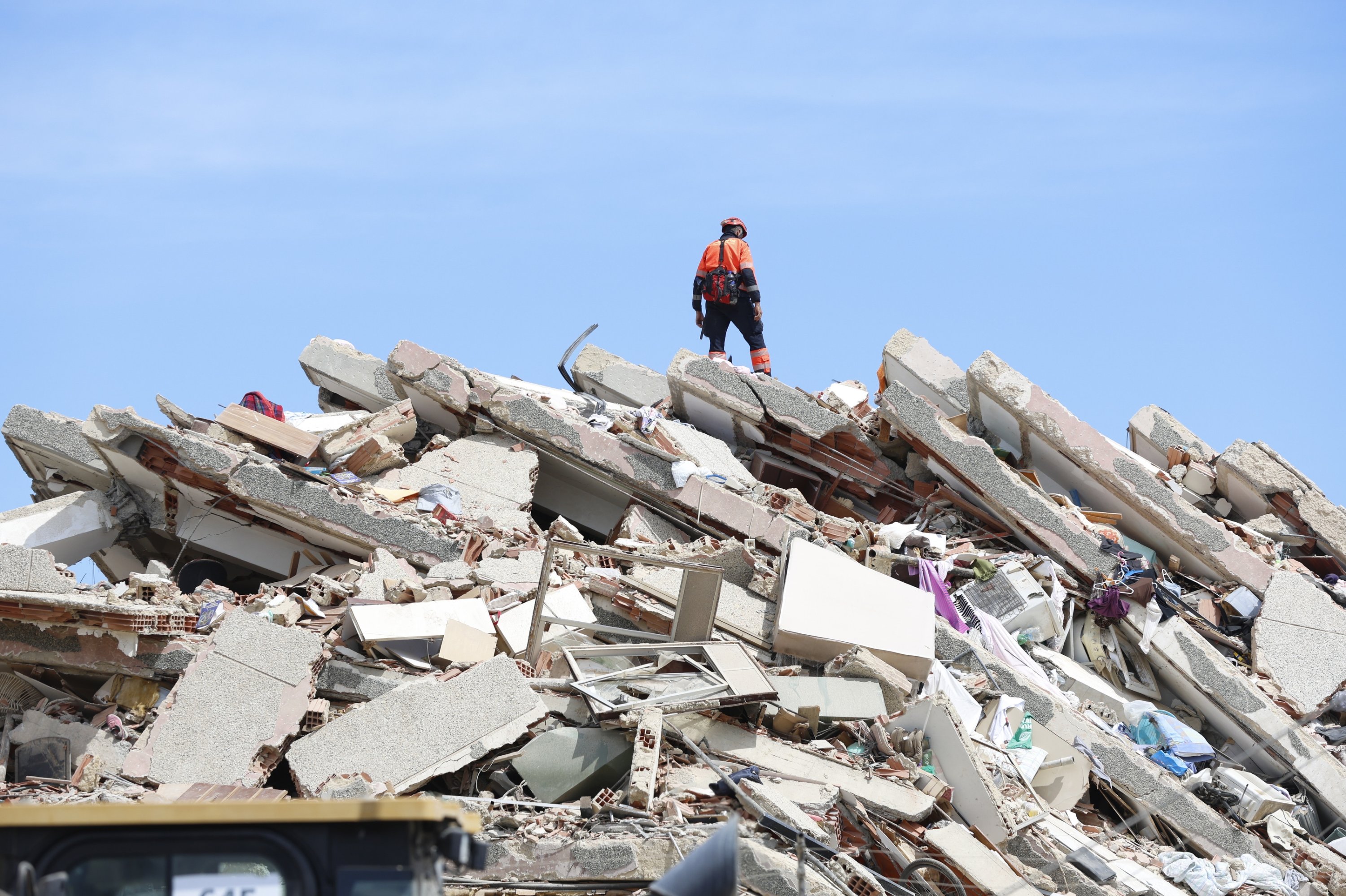 Rescuers make last-ditch effort to find Venezuela quake survivors