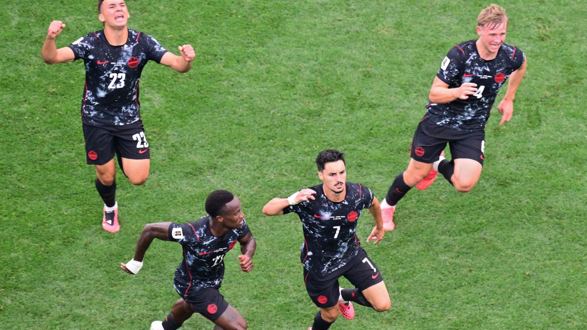 Canada's midfielder Stephen Eustaquio (C) celebrates with teammates after scoring the winning goal against South Africa, in Inglewood, Los Angeles, U.S., June 28, 2026. (AFP Photo)