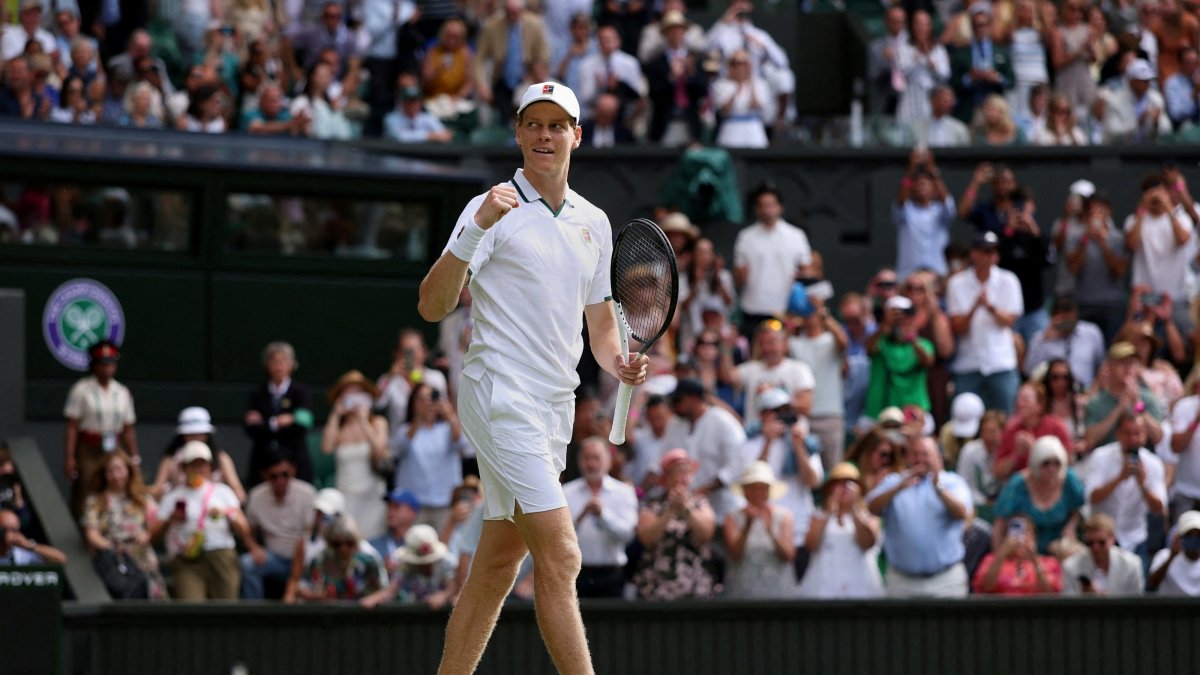 Italy's Jannik Sinner celebrates winning his first round match against Serbia's Miomir Kecmanovic, London, U.K., June 29, 2026. (Reuters Photo)