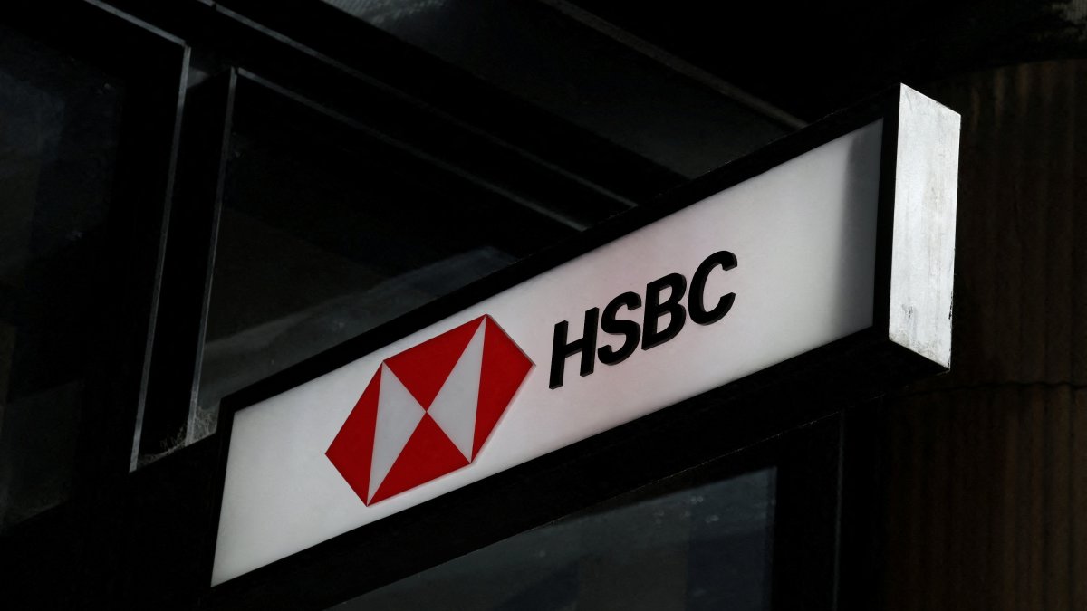 The HSBC logo is displayed outside a bank branch, Sydney, Australia, Aug. 19, 2025. (Reuters Photo)