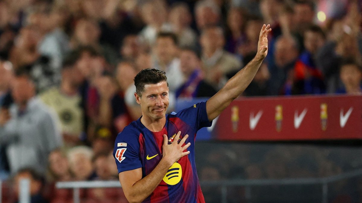 Barcelona's Robert Lewandowski waves to fans as he is substituted in his final La Liga home game against Real Betis at Camp Nou, Barcelona, Spain, May 17, 2026. (Reuters Photo)