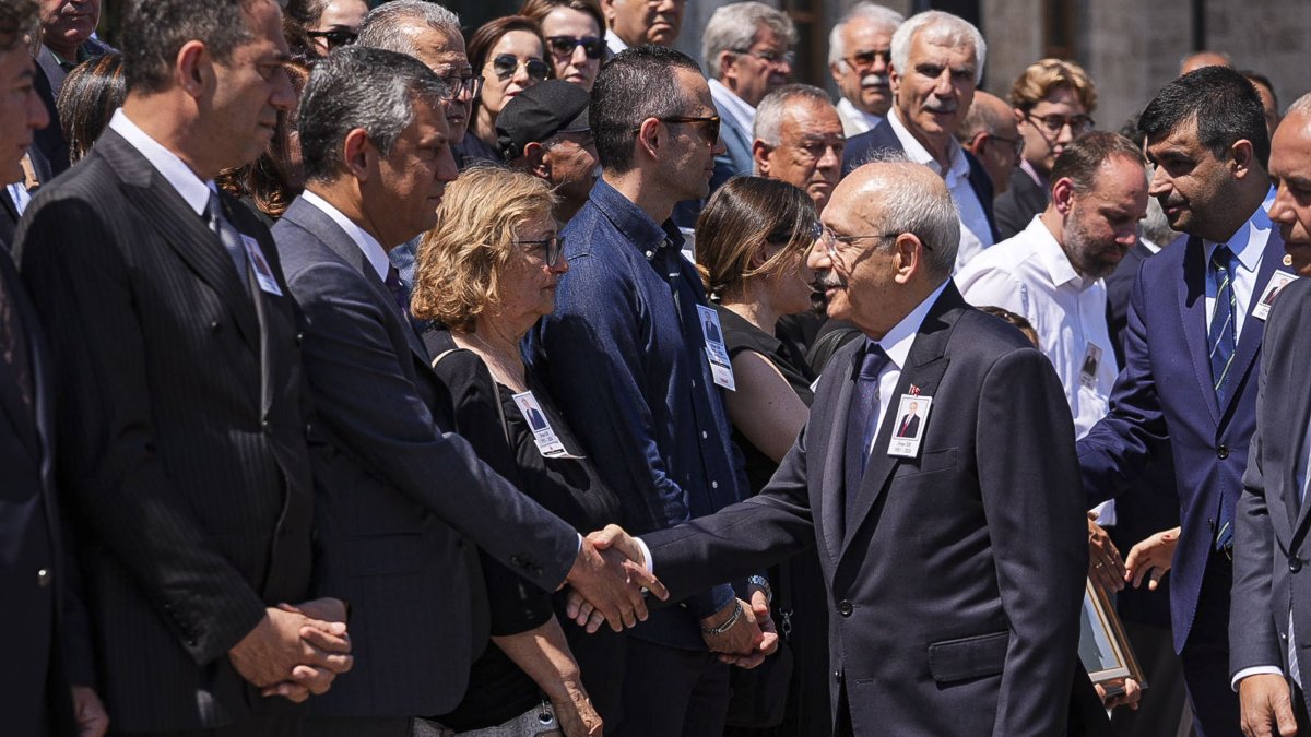 Republican People's Party (CHP) leader Kemal Kılıçdaroğlu and CHP parliamentary group leader Özgür Özel shake hands during a funeral ceremony for former CHP lawmaker, Ankara, Türkiye, June 25, 2026. (AA Photo)