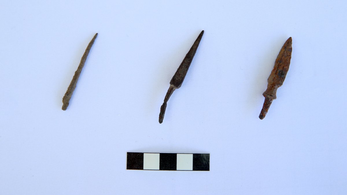 Arrowheads uncovered during excavations, Malazgirt, Türkiye, June 27, 2026. (AA Photo)


Türklere Anadolu'nun kapılarını açan Malazgirt Savaşı'nın yapıldığı alanın tespiti amacıyla yürütülen proje kapsamında, "Selçuklu Şehitliği" olduğu değerlendirilen bölgede yapılan kazılarda döneme ait ok uçları bulundu. ( İbrahim Yaldız - Anadolu Ajansı )
