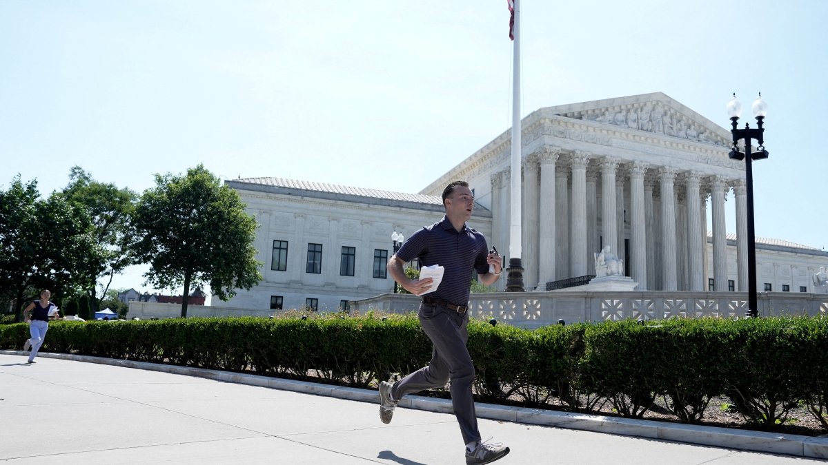 An intern runs to deliver the Supreme Court's ruling on birthright citizenship to the media, as the court is set to issue the final rulings of its nine-month term, in Washington, D.C., U.S., June 30, 2026. (Reuters Photo)